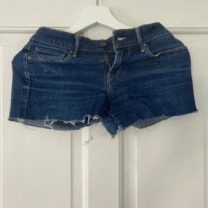 Äkta Levi’s shorts - Ett par helt oanvända Levi’s shorts som är köpta på Madlady, (lågmidjade). Storlek: 26. Nypris 429kr.