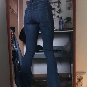 Bootcut jeans - Ett par lågmidjade bootcut jeans, dom är bra i längd på mig som är 165😋 Det står att dom är i storlek 36 men sitter tajt på mig som har 34 ish💜