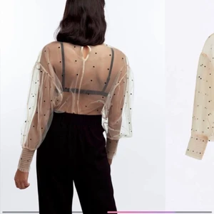 Genomskinlig blus storlek S - Säljer denna genomskinliga blus med små svarta prickar på för den inte kommer till användning, andvänd 1 gång. Den är i storlek S men skulle säga att den passar alla storlekar mellan XS - M.  Köpte den på gina tricot för 100 kronor säljer nu den för 20 inkl frakt om den ska skickas! 