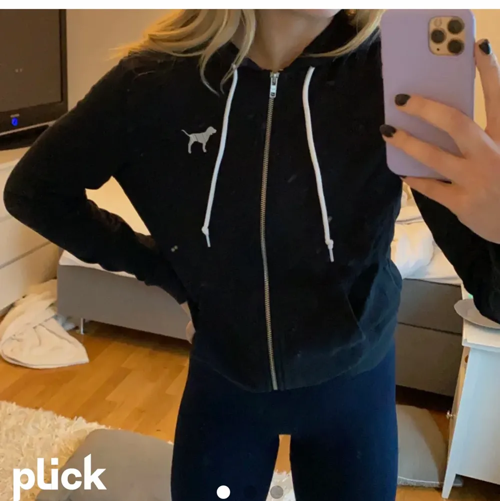 Svart hoodie från pink Victoria’s secret i storlek M (skulle säga att det är en S). Fin kvalité och inte sliten! 💜Buda i kommentarerna💜. Hoodies.