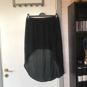 Luftig svart kjol - En mystisk kjol som fladdrar i vinden hämtad från en romantisk roman 🥀 Tunn, stretchig och lätt. Kortare där fram som går bak längre. Ett litet lagat hål på baksidan som knappt syns. 