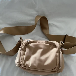 Crossbody bag - Beige crossbody väska ifrån Weekday, använd fåtal gånger. Köparen står för frakt❤️