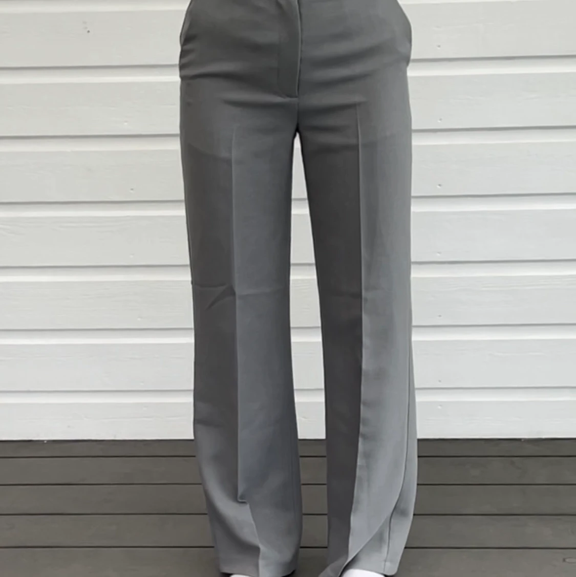 Gråa kostymbyxor - 90