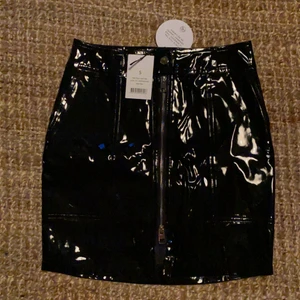 Svart lackkjol oanvänd  - Svart lackkkol från NAKD/Rebecca Stella. Storlek S. Oanvänd 