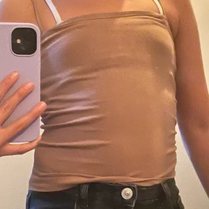 Linne - Jag säljer detta fina och sköna linne från Gina i färgen brun, den kostade 100 kr när jag köpte den. Har använts 2 till 3 gånger, hoppas ni vill köpa!❤️💙💜