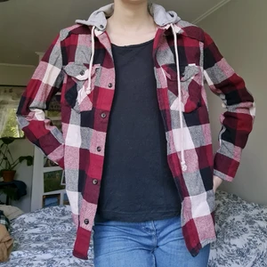 skjorta/hoodie - rödrutig skjorta/hoodie från forever 21, man kan ta av huvan om man bara vill ha som en tjockare skjorta. använd någon enstaka gång så i bra skick!