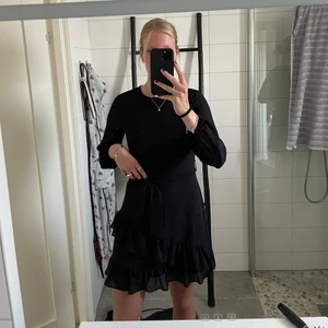 Svart volangklänning - Svart volang klänningen i storlek s. Känningen kommer från sisters point och är använd ett fåtal gången. Super fin och lagom lång. Priset går alltid att diskutera, men betalning gäller innan jag skickar den. + frakt tillkommer😊😊😊