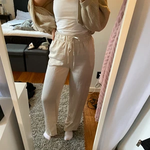Linne/siden byxor från hm - Byxor köpta här på Plick som tyvär var lite för stora för mig. Det är i storlek s men passar m också. (Sista bilden är lånad).  300 kr + frakt 66kr❤️