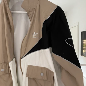 Adidas jacka - Lite tunnare jacka från adidas. Använd få gånger. 