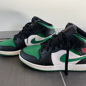 Jordan sneakers  - Air Jordan 1 mid green toe skor. Köpt på foot locker i gallerian för ungefär ett år sedan. Använda fåtal gånger.