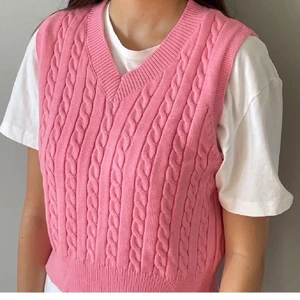 Stickad väst  - Rosa stickad väst som är helt oandvänd ! Den kom aldirg till andvänding så har bestämmt mig för att sälja… Köparen står för frakten :) 