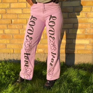 200 - Jättefin jeans och passar väldigt bra och sitter bra på och om du ha storlek 34  kommer du älskar de väldigt värt pengarna ❤️✨