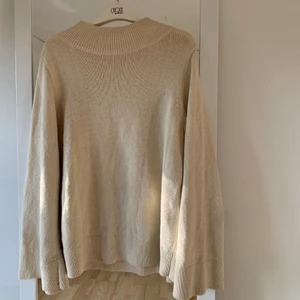 Stickad tröja  - Oversist kräm vit stickad tröja! Lite hörgre i halsen, långa lite vidare armar. Bra sick! Vid fler frågor bara skriv 😊 köparen står för frakt 🚚 