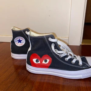comme des garcons c converse - Svarta converse som är målade med nagellack så den liknar comme des garcons skor. Vatten tåliga och oanvända. Storlek 37 men är 38!
