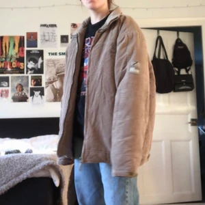 Brun manchesterjacka - Varm jacka i manchester, superfin och i bra skick, dock liite för stor för mig, ser större ut i verkligheten 