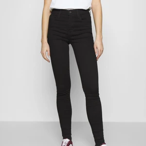Skinny levi’s jeans  - (Bilder taget från zalando)  Säljer mina svarta high rise super skinny jeans från levi’s. Dessa är köpta från zalando den 13e augusti för 749 kr. Har använt dessa 1 gång men känner inte att dom kommer komma till användning då jag inte tycker att dom sitter så bra på mig. Storleken på dessa är 26x28 vilket motsvarar S & den lägsta längden.  Skicka ett meddelande för bilder/frågor! 