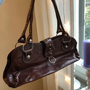 Brun väska köpt secondhand - Använder den aldrig men sjukt fin och passar till allt❤️