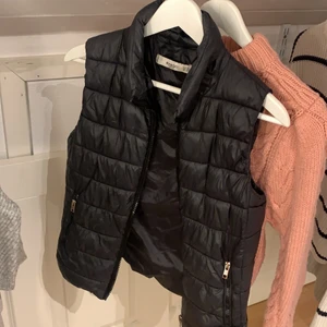 Väst  - En jätte fin väst från mango i storlek xs. Den har två pyttesmå hål som ni ser på bild 2 därav priset, men dem syns knappt 💕💕