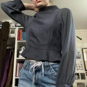 Grå/blå blus - Fin gråblå blus med detaljer i ryggen. 