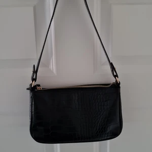 Svart axelväska  - Fin axelväska med krokodilskinsimitation i bra skick 💗