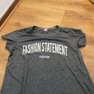 Grå t shirt  - En grå T-shirt ifrån Gina tricot i storlek xs