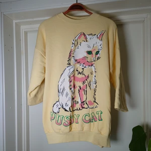 Vintagetröja - Ljusgul vintagetröja med tryck. Lite tjockare ärmar i trekvartslängd. Några noppror finns men inget som påverkar. Mysig! Ingen storleksmärkning men den passar bra på M🌻