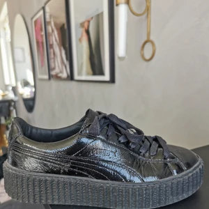 Puma skor i svart lackerat material strl38 - Superfina puma-skor, knappt använda pga lite för små 
