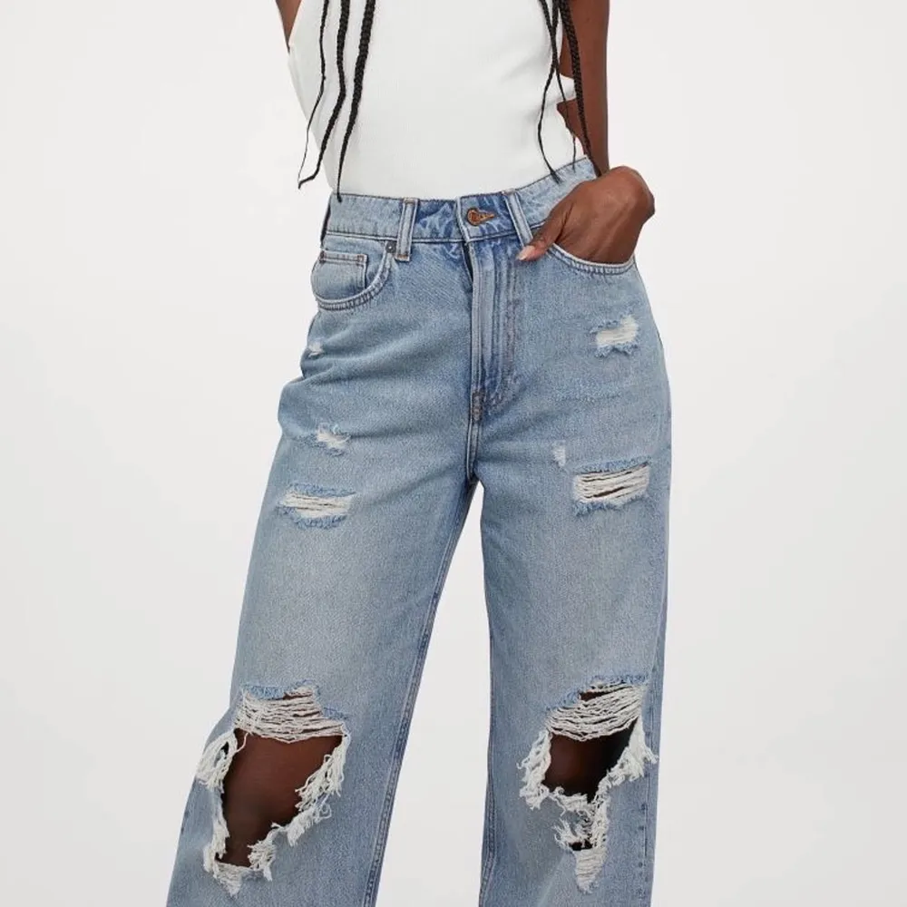 Trediga raka jeans med slitningar! Små i storleken, så mer som en stor M. Jeans & Byxor.