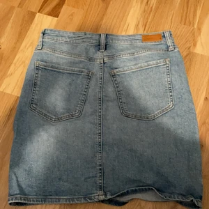 Aurora skirt i storlek M från Cubus - Denna jeans kjolen har endast testats en gång då jag beställde den och den inte passade mig , så den är i helt nytt skick, pris kan diskuteras, skriv till mig privat om du vill ha bilder på hur den ser ut på ❤️