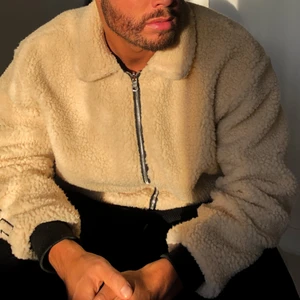 Palace reverso sherpa jacket - Säljer en Teddy-jacka som är vändbar till en svart bomber-jacka från Palace vinter-kollektion 2017. Storlek XL men fit som L/XL för mig som är 182cm / 82kg. Inköpt för ca 2000kr. Köparen står för frakten vid paket. 