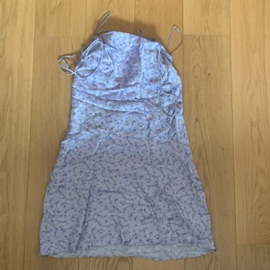 Zara-klänning - Supersöt Zara-klänning! Använd endast en gång och är hyfsat nyinköpt. Passar en XS-S. Säljer eftersom det inte är min stil<33