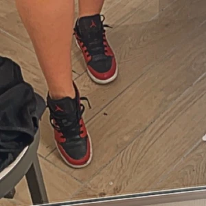Air jordan low red - Röd/svart/vita air Jordans low, ett år gamla men i väldigt fint skick, storlek 38 tror jag, kan va 38,5 oxså! Fler bilder skivas vid intresse! Bud från 500kr eller köp direkt för 650kr :) 