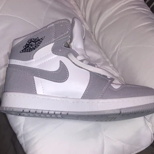 Grå&Vita Jordans 1 - Aldrig använda, fick dom i present, jätte fina, storlek 40