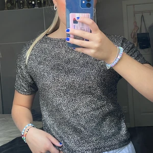 glittrig t-shirt  - glittrig t-shirt perfekt till festliga tillfällen🤪 I storlek XS men passar även S💕