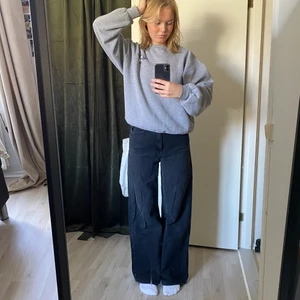 Svarta vida jeans - Svarta vida jeans från Lindex i storlek 38, fortfarande i fint skick! Högmidjad i modellen, och sitter otroligt skönt;) Frakten är inkluderad i priset💓