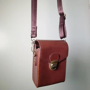 Liten väska - Liten väska, perfekt för liten kamera men kan användas till annat också såklart🍀