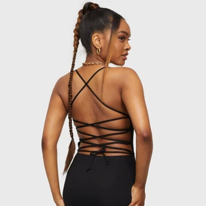 rygglös klänning med detaljer - helt oanvänd med lappen kvar