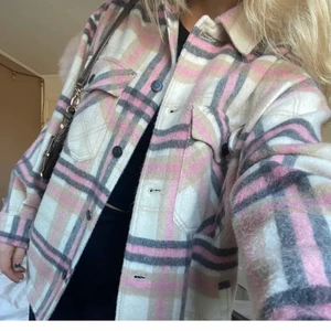 Höstjacka - Säljer min snygga jack från zara köpt i våras i storlek S!!! Använd fåtal gånger men så gott som ny🥰 säljer den för 300 kr och en frakt som tillkommer (ungefär 40 kr) priset kan diskuteras! Den köptes för 599kr❤️ 