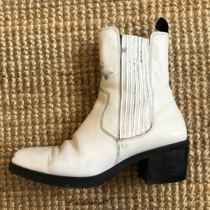 Vagabond boots 38 - Skönaste bootsen fr vagabond, enligt mig snyggt ingångna och med lite färgstänk (syns på första bilden). Modellen heter Simone. Har älskat dessa så mkt:)