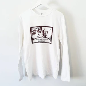 Långärmad handtryckt tröja - En långärmad vid tröja med trycket "Do u care, repair and rewear?" i lite blandad svartröd nyans 🖤❤ Under screentryck processen blev det ett litet felsteg men gav ännu en snygg 3D:aktigt känsla! Kan mötas upp i Luleå! Annars står köpare för frakt