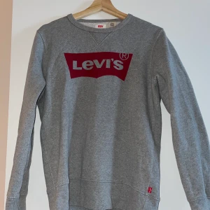 Levis långärmad  - Endast testat en gång men Aldrig använd, då den inte passade, storlek XS men kan troligtvis passa en  S , pris kan diskuteras så där av sätter jag ett start pris pris på 150 kr 