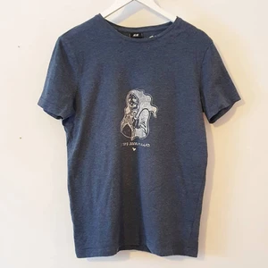 Screentryckt t-shirt - "I buy secondhand <3" t-shirt i blå nyans🌟 T-shirten är riktigt mjuk och fick lite av ett svagt men samtidigt snyggt tryck i processen! -Storlek: L (Unisex) Kan mötas/lämnas i Luleå! Annars står köpare för frakt