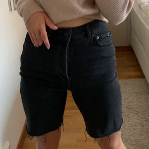 Shorts - Ett par jätte fina shorts från NA-KDs kollektion med AFJ. De är en jätte snygg lite längre längd. Passar till allt och är i en snygg svart tvättad färg.💗💗 De är i storlek 34 men skulle säga att de passar en 36 också.