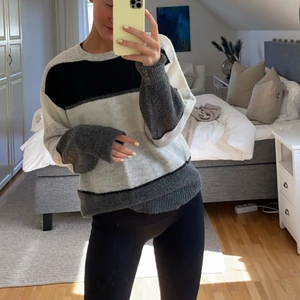 Stickad tröja från HM - Väldigt skön och trendig stickad tröja från HM i storlek S. Sitter väldigt bra och är i gott skick. Kan mötas upp i TC. 