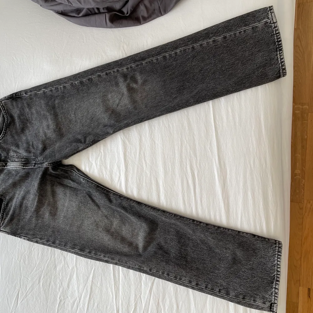 Gråa Levis jeans som är strlk 32,32 cond 9/10                      original pris: 1200kr                                                                      Väldigt snygga och sköna jeans passar till allt. Priset är diskutabelt. Jeans & Byxor.