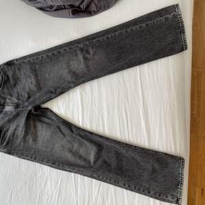 Gråa Levis jeans som är strlk 32,32 cond 9/10                      original pris: 1200kr                                                                      Väldigt snygga och sköna jeans passar till allt. Priset är diskutabelt