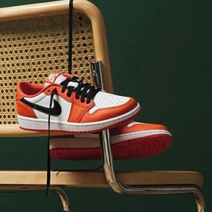 Jordan 1 Starfish - Jordan 1 Low ’Starfish’👟  Tillgänglig i storlek ⬇️  • EU42 • EU43  • Pris: 2399kr Fri Frakt   • Skick: DS/Oanvända  • Vi nås genom dm för eventuella frågor eller funderingar!  • Flera bilder fås via dm  #erisneakers 