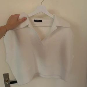 Snygg och skön väst från chiquelle  - Nypris: 399kr. Passar till allt! Är ”fluffig” i materialet och är av bra kvalitet. Aldrig använd. Säljes då jag har liknande. Strl: Onesize. Hör av er vid frågor! Frakt tillkommer 🥰 slutsåld på hemsidan