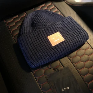 Acne Studios Mörblå rosa mössa - Acne mössa mörkblå/rosa. 