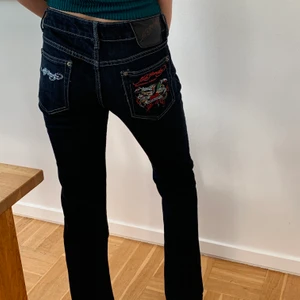 Ed hardy jeans - Mina fina ed hardy jeans som är för långa för mig, passar om man är runt 170!! Buda i kommentarerna!!💖 